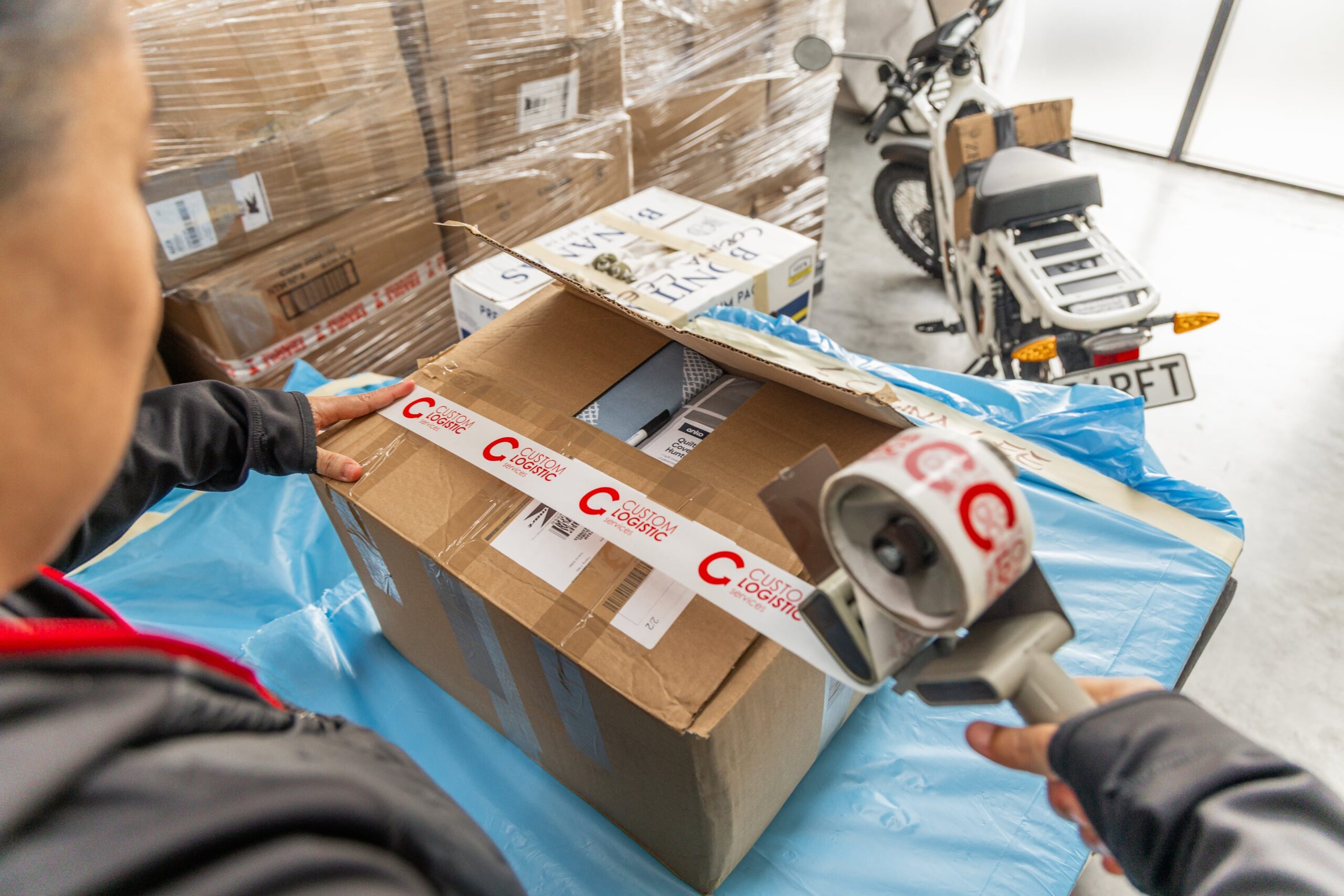 Custom Logistic - Taping up box